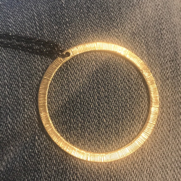 Kevia Style gold circle pendant - Picture 4 of 4
